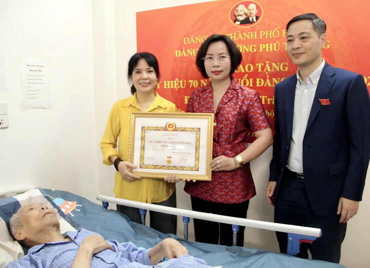 Dấu ấn 70 năm tuổi Đảng của đồng chí Trần Nhâm – Niềm tự hào của Đảng bộ phường Phú Thượng- Ảnh 2.