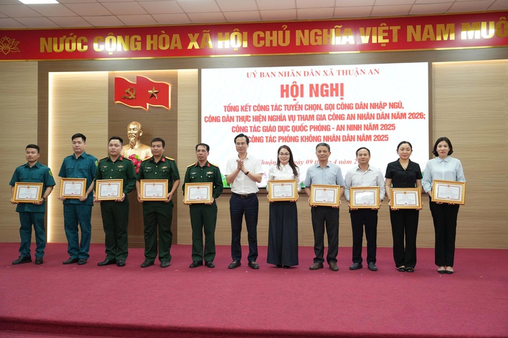 Xã Thuận An tổng kết công tác tuyển chọn, gọi công dân nhập ngũ, công dân thực hiện nghĩa vụ tham gia công an nhân dân năm 2026; công tác giáo dục quốc phòng- an ninh năm 2025 và công tác phòng không nhân dân năm 2025- Ảnh 8.