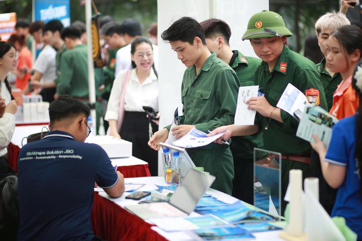 Gần 350 người lao động phường Kiến Hưng tham gia Phiên giao dịch việc làm năm 2026- Ảnh 4.