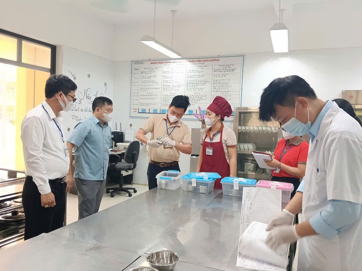 KIỂM TRA AN TOÀN THỰC PHẨM TẠI TRƯỜNG TIỂU HỌC MINH ĐỨC, HÒA LÂM VÀ MẦM NON HÒA LÂM.- Ảnh 1.