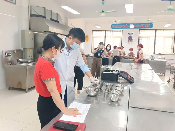 KIỂM TRA AN TOÀN THỰC PHẨM TẠI TRƯỜNG TIỂU HỌC MINH ĐỨC, HÒA LÂM VÀ MẦM NON HÒA LÂM.- Ảnh 3.