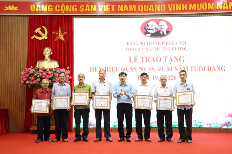 Đảng ủy xã Chương Dương tổ chức trao huy hiệu Đảng đợt 19/5 và giao ban công tác tháng 4- Ảnh 1.