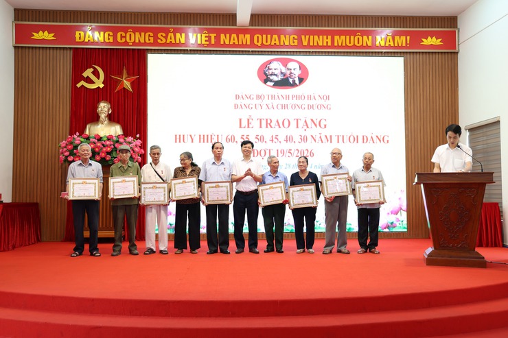 Đảng ủy xã Chương Dương tổ chức trao huy hiệu Đảng đợt 19/5 và giao ban công tác tháng 4- Ảnh 3.