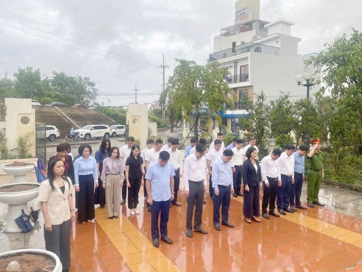 Đảng ủy, HĐND, UBND, Ủy ban MTTQ xã Liên Minh dâng hương, dâng hoa tại Tượng đài Chiến thắng chợ Gốc Ngô- Ảnh 1.