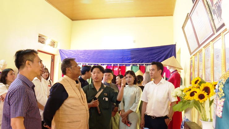 ĐOÀN HỘI ĐỒNG THỦ CÔNG THẾ GIỚI THĂM QUAN LÀNG NGHỀ MAY ÁO DÀI TRUYỀN THỐNG TRẠCH XÁ- Ảnh 5.