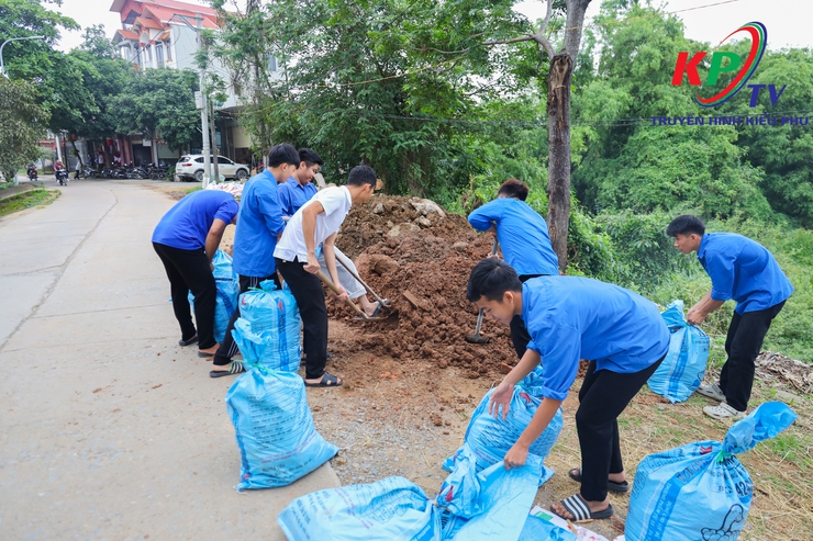 MTTQ cùng BCH Quân sự xã Kiều Phú chung tay hỗ trợ xây dựng Nhà Đại đoàn kết cho quân nhân Đỗ Văn Triệu- Ảnh 6.