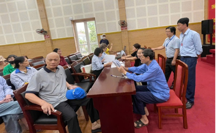 Phường Long Biên ra quân hỗ trợ người dân thực hiện thủ tục ủy quyền lĩnh lương hưu, trợ cấp bảo hiểm xã hội hằng tháng- Ảnh 1.