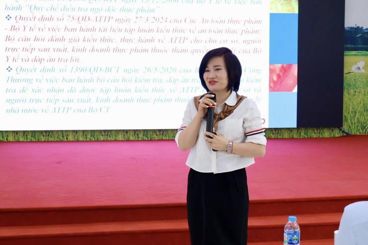 UBND xã Ba Vì tổ chức hội nghị tập huấn kiến thức an toàn thực phẩm cho các cơ sở sản xuất, kinh doanh thực phẩm trên địa bàn- Ảnh 2.