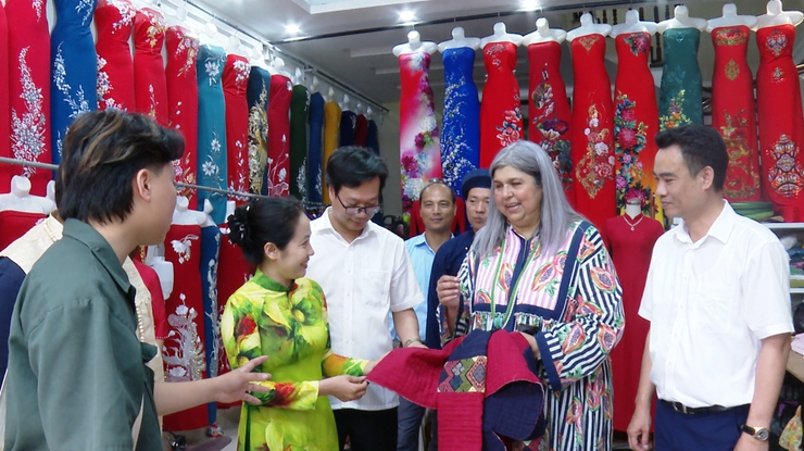 ĐOÀN HỘI ĐỒNG THỦ CÔNG THẾ GIỚI THĂM QUAN LÀNG NGHỀ MAY ÁO DÀI TRUYỀN THỐNG TRẠCH XÁ- Ảnh 7.