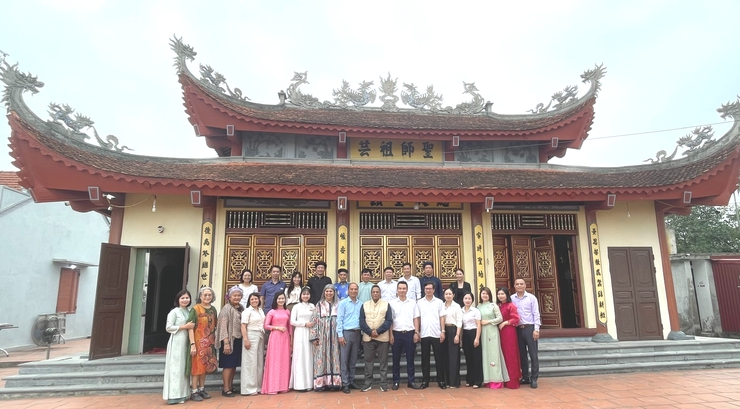 ĐOÀN HỘI ĐỒNG THỦ CÔNG THẾ GIỚI THĂM QUAN LÀNG NGHỀ MAY ÁO DÀI TRUYỀN THỐNG TRẠCH XÁ- Ảnh 8.