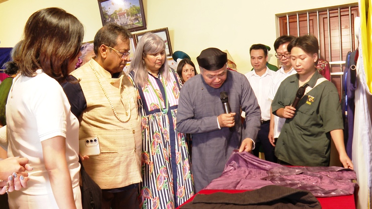ĐOÀN HỘI ĐỒNG THỦ CÔNG THẾ GIỚI THĂM QUAN LÀNG NGHỀ MAY ÁO DÀI TRUYỀN THỐNG TRẠCH XÁ- Ảnh 4.