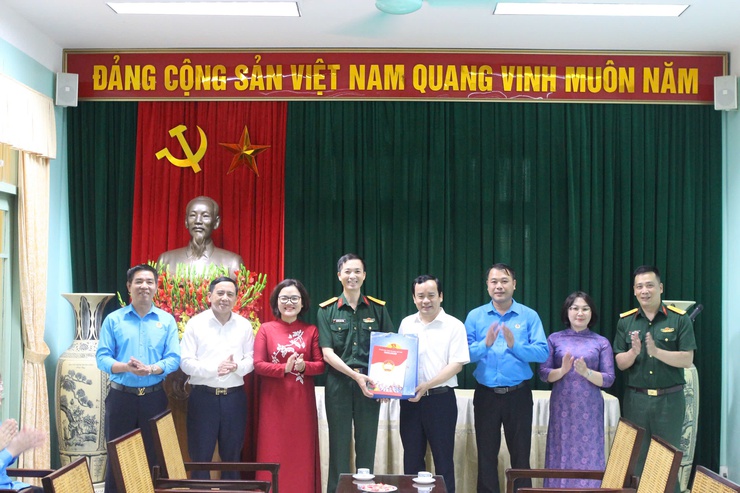 Công đoàn phường Long Biên tổ chức Lễ báo công và vinh danh 14 cá nhân xuất sắc tại Khu di tích K9 Đá Chông- Ảnh 6.