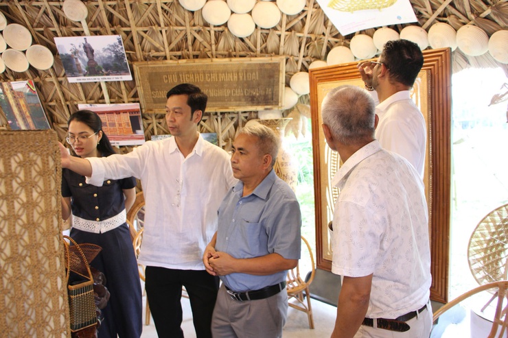 Phú Nghĩa: Làng nghề mây tre đan Phú Vinh đón đoàn Hội đồng Thủ công Thế Giới tới thăm và làm việc- Ảnh 1.