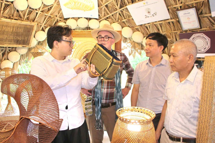 Phú Nghĩa: Làng nghề mây tre đan Phú Vinh đón đoàn Hội đồng Thủ công Thế Giới tới thăm và làm việc- Ảnh 13.