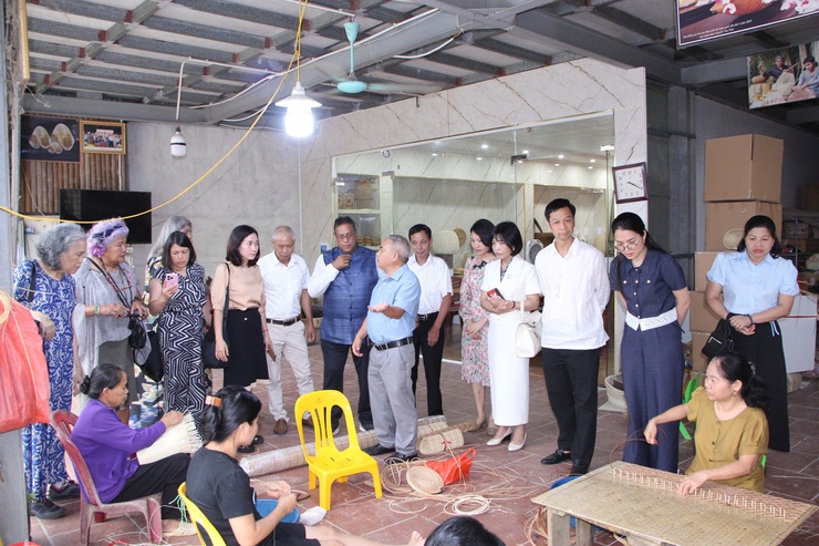 Phú Nghĩa: Làng nghề mây tre đan Phú Vinh đón đoàn Hội đồng Thủ công Thế Giới tới thăm và làm việc- Ảnh 9.