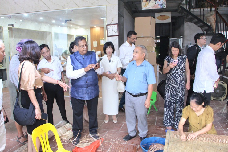 Phú Nghĩa: Làng nghề mây tre đan Phú Vinh đón đoàn Hội đồng Thủ công Thế Giới tới thăm và làm việc- Ảnh 5.