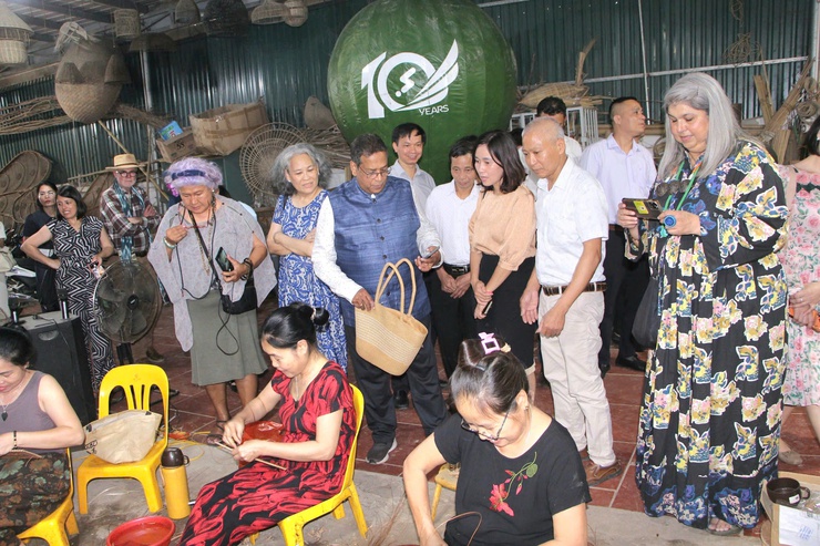 Phú Nghĩa: Làng nghề mây tre đan Phú Vinh đón đoàn Hội đồng Thủ công Thế Giới tới thăm và làm việc- Ảnh 16.