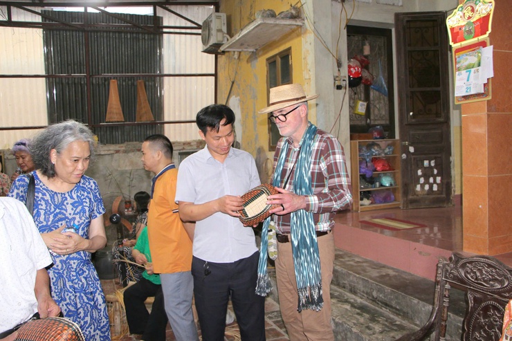Phú Nghĩa: Làng nghề mây tre đan Phú Vinh đón đoàn Hội đồng Thủ công Thế Giới tới thăm và làm việc- Ảnh 8.