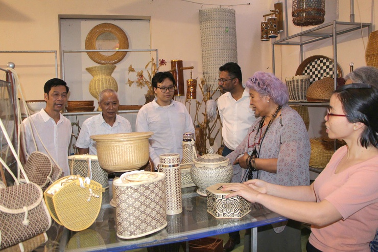 Phú Nghĩa: Làng nghề mây tre đan Phú Vinh đón đoàn Hội đồng Thủ công Thế Giới tới thăm và làm việc- Ảnh 19.