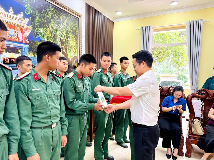 Đoàn lãnh đạo phường Hoàn Kiếm thăm, tặng quà tân binh tại Trung đoàn 692 - Sư đoàn Bộ binh 301- Ảnh 3.