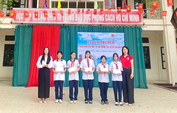 Phường Tùng Thiện tuyên truyền phòng chống đuối nước, tai nạn thương tích và trao quà nhân đạo cho học sinh Trường THCS Xuân Sơn- Ảnh 3.