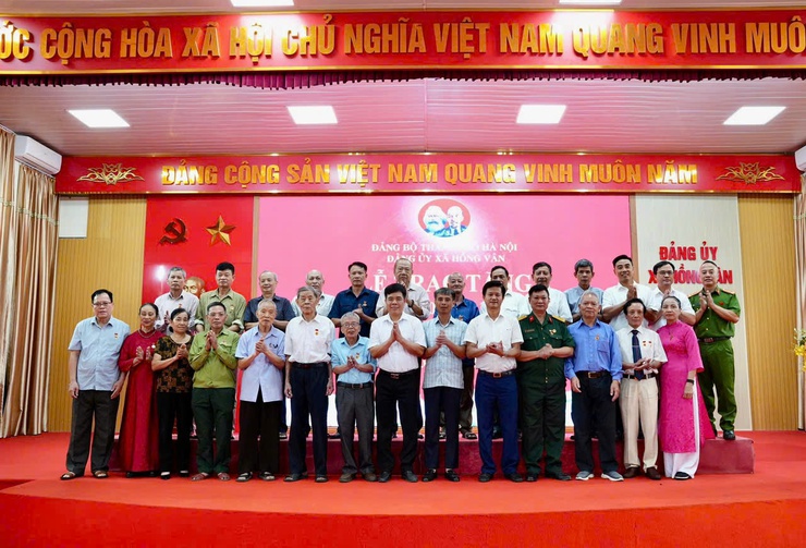Xã Hồng Vân trao tặng huy hiệu đảng đợt 19-5- Ảnh 6.
