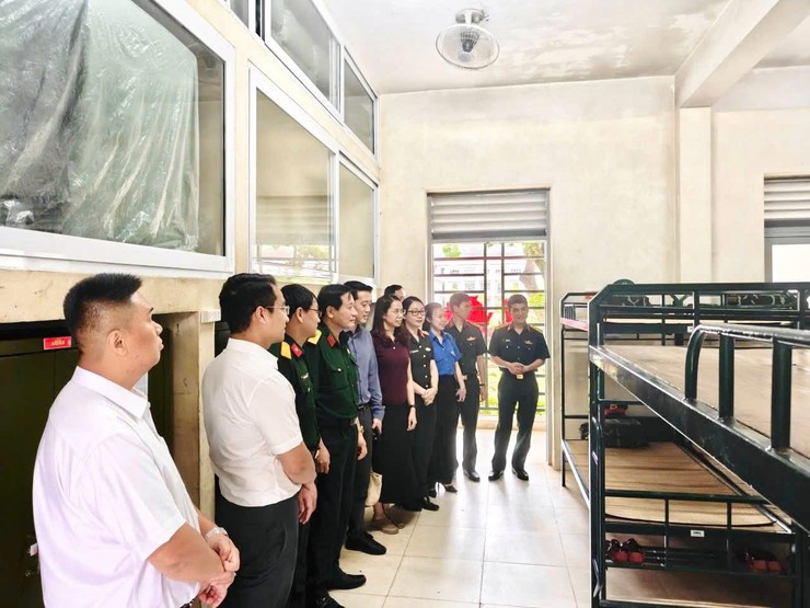 Đoàn lãnh đạo phường Hoàn Kiếm thăm, tặng quà tân binh tại Trung đoàn 692 - Sư đoàn Bộ binh 301- Ảnh 4.