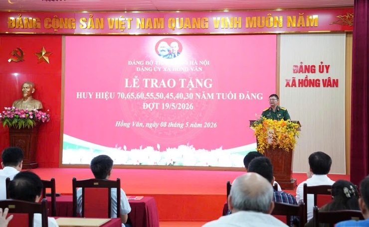 Xã Hồng Vân trao tặng huy hiệu đảng đợt 19-5- Ảnh 5.