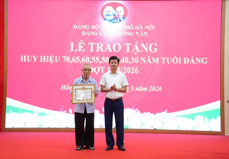 Xã Hồng Vân trao tặng huy hiệu đảng đợt 19-5- Ảnh 2.