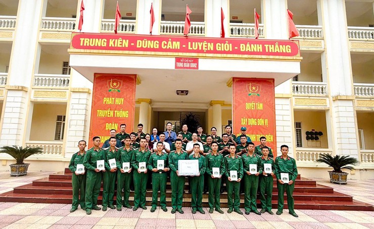 Đoàn lãnh đạo phường Hoàn Kiếm thăm, tặng quà tân binh tại Trung đoàn 692 - Sư đoàn Bộ binh 301- Ảnh 1.