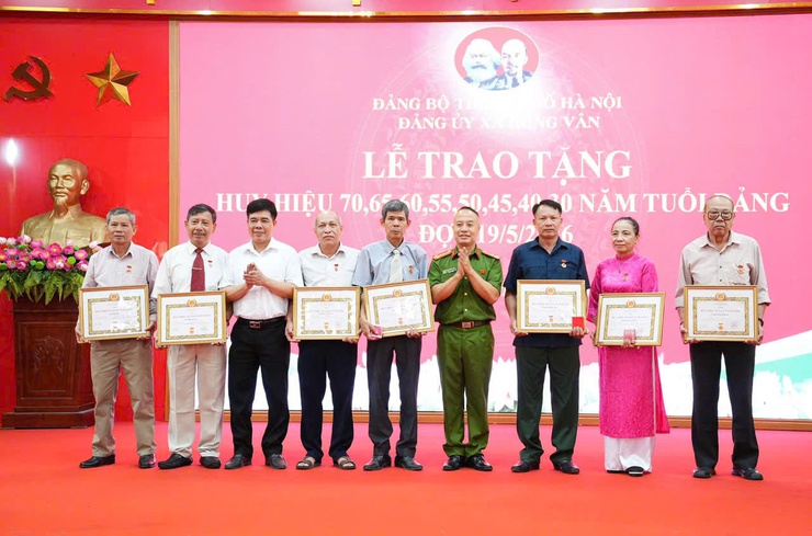 Xã Hồng Vân trao tặng huy hiệu đảng đợt 19-5- Ảnh 3.