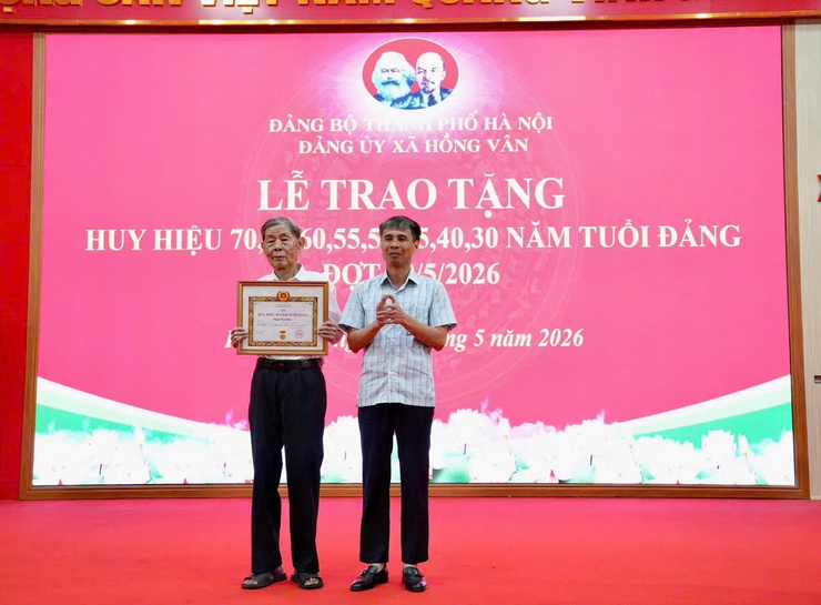 Xã Hồng Vân trao tặng huy hiệu đảng đợt 19-5- Ảnh 1.