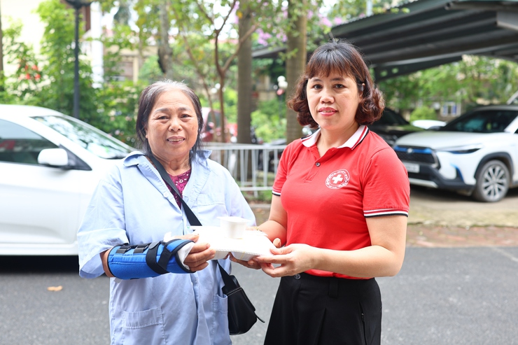 Thạch Thất: Lan tỏa yêu thương qua chương trình phát cơm miễn phí hưởng ứng Tháng Nhân đạo năm 2026- Ảnh 4.