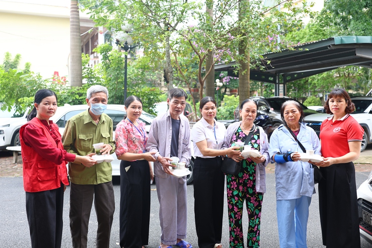 Thạch Thất: Lan tỏa yêu thương qua chương trình phát cơm miễn phí hưởng ứng Tháng Nhân đạo năm 2026- Ảnh 1.