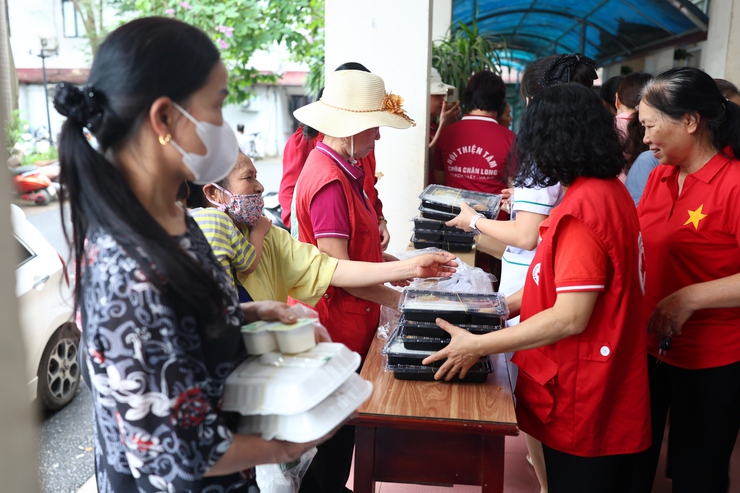 Thạch Thất: Lan tỏa yêu thương qua chương trình phát cơm miễn phí hưởng ứng Tháng Nhân đạo năm 2026- Ảnh 6.