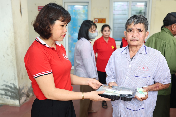 Thạch Thất: Lan tỏa yêu thương qua chương trình phát cơm miễn phí hưởng ứng Tháng Nhân đạo năm 2026- Ảnh 2.
