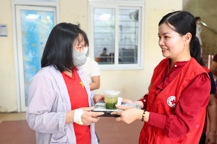 Thạch Thất: Lan tỏa yêu thương qua chương trình phát cơm miễn phí hưởng ứng Tháng Nhân đạo năm 2026- Ảnh 3.