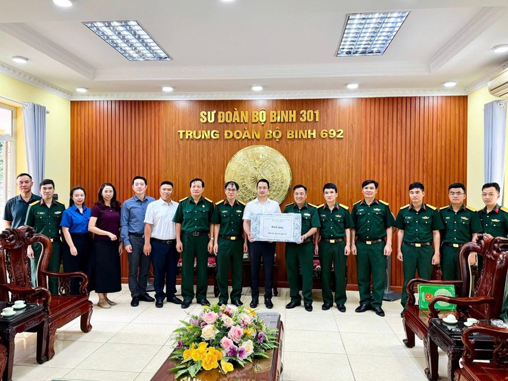 Đoàn lãnh đạo phường Hoàn Kiếm thăm, tặng quà tân binh tại Trung đoàn 692 - Sư đoàn Bộ binh 301- Ảnh 2.