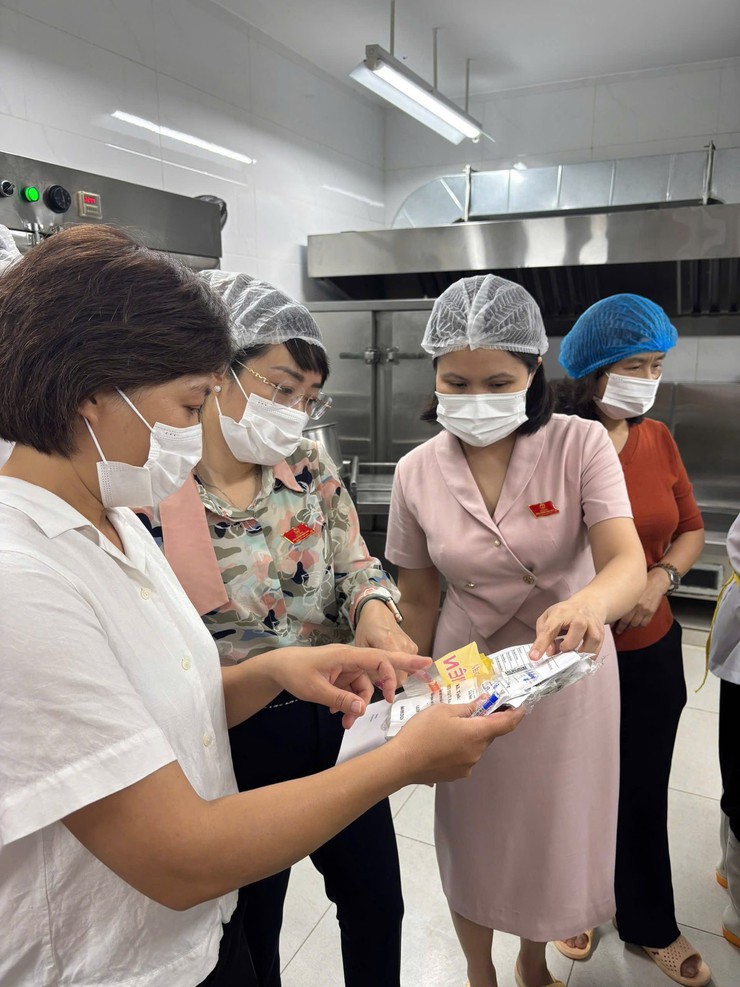 Thường trực HĐND phường Hoàn Kiếm tăng cường giám sát việc chấp hành các quy định pháp luật về an toàn thực phẩm tại các trường học trên địa bàn phường- Ảnh 5.