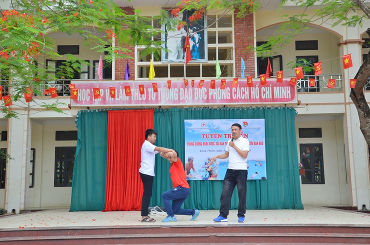 Phường Tùng Thiện tuyên truyền phòng chống đuối nước, tai nạn thương tích và trao quà nhân đạo cho học sinh Trường THCS Xuân Sơn- Ảnh 2.