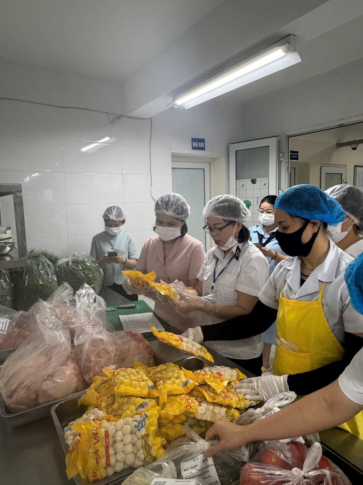 Thường trực HĐND phường Hoàn Kiếm tăng cường giám sát việc chấp hành các quy định pháp luật về an toàn thực phẩm tại các trường học trên địa bàn phường- Ảnh 4.
