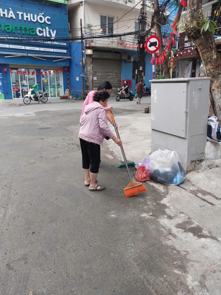 LAN TỎA “NGÀY THỨ BẢY XANH”: HỘI PHỤ NỮ PHƯỜNG VĂN MIẾU – QUỐC TỬ GIÁM CHUNG TAY VÌ MÔI TRƯỜNG- Ảnh 4.