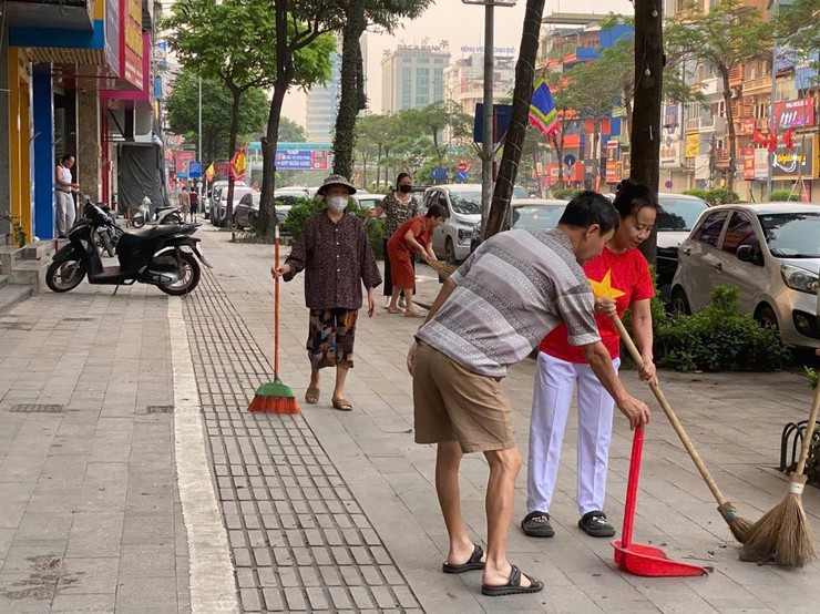 LAN TỎA “NGÀY THỨ BẢY XANH”: HỘI PHỤ NỮ PHƯỜNG VĂN MIẾU – QUỐC TỬ GIÁM CHUNG TAY VÌ MÔI TRƯỜNG- Ảnh 2.