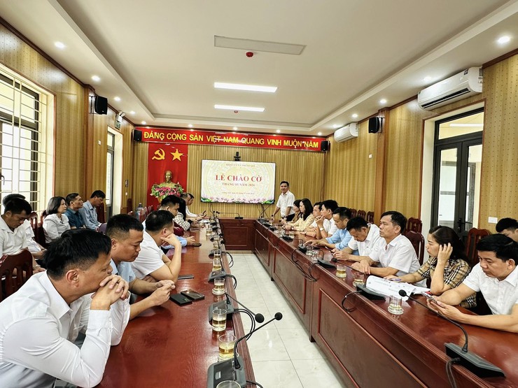 ĐẢNG ỦY XÃ TRUNG GIÃ TỔ CHỨC LỄ CHÀO CỜ ĐẦU THÁNG 5, QUYẾT TÂM TẠO BỨT PHÁ HOÀN THÀNH NHIỆM VỤ 6 THÁNG ĐẦU NĂM 2026- Ảnh 2.