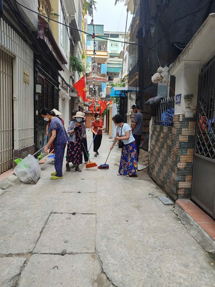 VỆ SINH MÔI TRƯỜNG SÁNG THỨ BẢY HÀNG TUẦN CỦA HỘI PHỤ NỮ PHƯỜNG LÁNG.- Ảnh 4.
