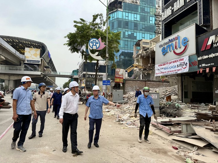 Lãnh đạo phường Thanh Xuân kiểm tra thực địa, đẩy nhanh tiến độ giải phóng mặt bằng đường Vành đai 2,5- Ảnh 1.