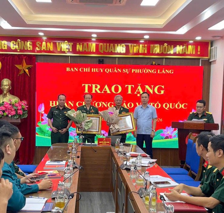 PHƯỜNG LÁNG, THÀNH PHỐ HÀ NỘI TỔ CHỨC TRAO TẶNG HUÂN CHƯƠNG BẢO VỆ TỔ QUỐC BẢO ĐẢM TRANG TRỌNG, Ý NGHĨA- Ảnh 2.