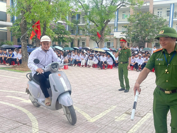 Công an xã Ứng Hòa tuyên truyền pháp luật, kỹ năng sống cho học sinh Trường THPT Đại Cường.- Ảnh 2.