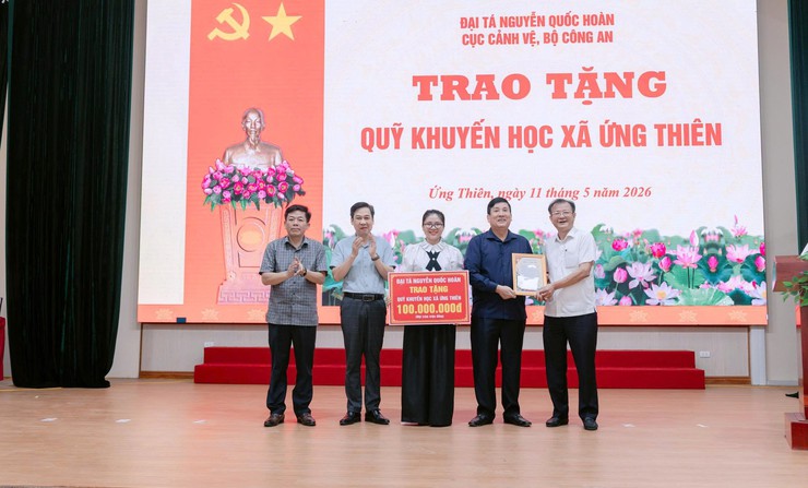 Đảng ủy xã Ứng Thiên tổ chức trao tặng Huy hiệu Đảng nhân dịp kỷ niệm Ngày sinh Chủ tịch Hồ Chí Minh 19/5- Ảnh 6.