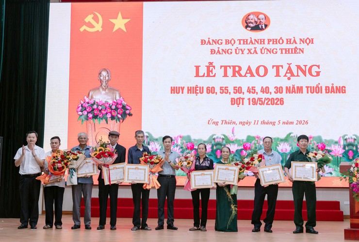 Đảng ủy xã Ứng Thiên tổ chức trao tặng Huy hiệu Đảng nhân dịp kỷ niệm Ngày sinh Chủ tịch Hồ Chí Minh 19/5- Ảnh 3.